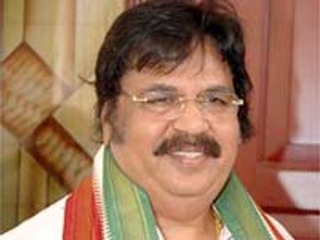 చిరుతో మాట్లాడను: దాసరి