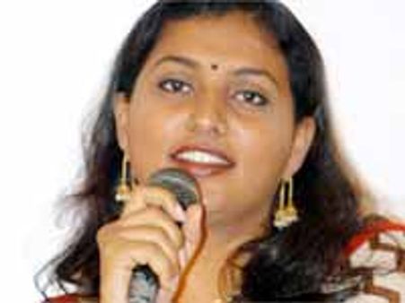 చిరు పార్టీవన్నీ కలలే: రోజా