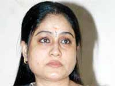 కెసిఆర్ తెలుగు..విజయశాంతి ఇంగ్లీష్