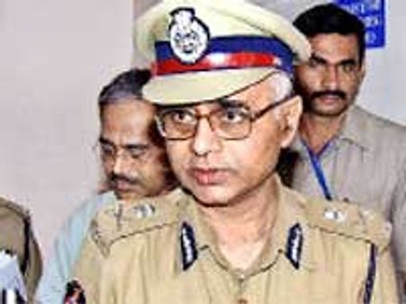 డీజీపీ యాదవ్‌ మెంటల్‌: నన్నపనేని