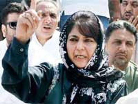 స్పీకర్ పైకి మైక్ విసిరిన ముఫ్తీ