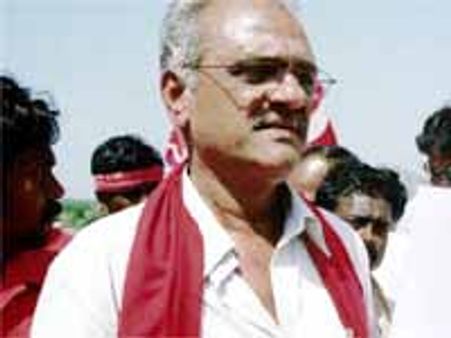 వారికి చెప్పులేస్తారు: నారాయణ