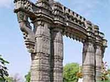 భార్య గొంతు కోసిన భర్త