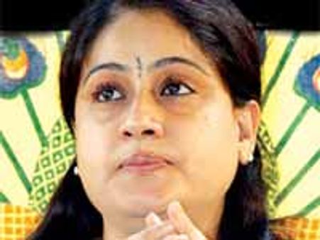 తెరాసపై రాములమ్మ మండిపాటు