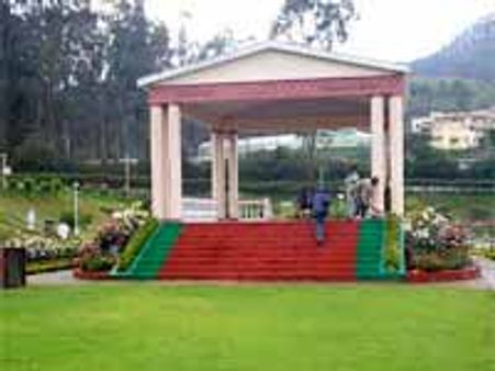 యువతి గొంతు కోసిన ప్రేమోన్మాది