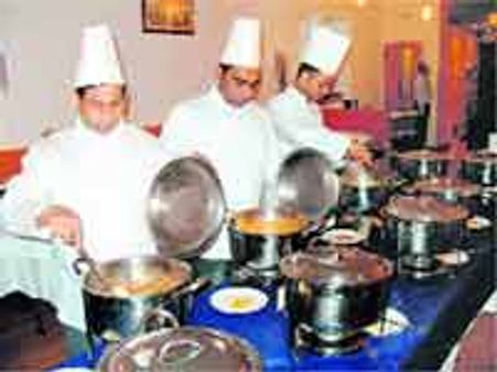 మలేసియాలో భారత కుక్స్ ఔట్