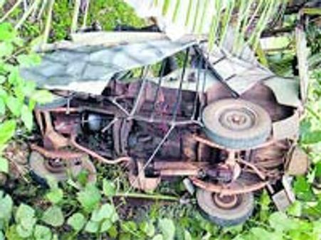 పెళ్లి జీపు బోల్తా: 8 మంది మృతి