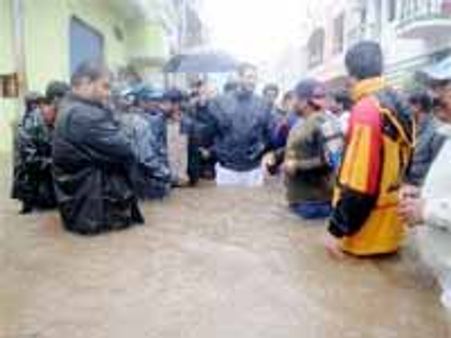 హైదరాబాద్ లో వరదకు టీచర్ బలి