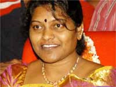 ఈనాడు వద్ద పీఆర్పీ నేతల ధర్నా