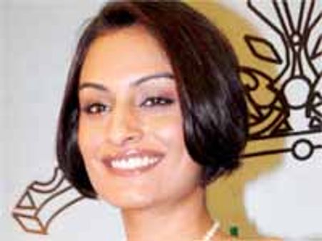 మిస్ ఇండియా ఏక్తా చౌదరి ఔట్