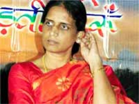 ఎందుకు దాక్కున్నారు: సబిత