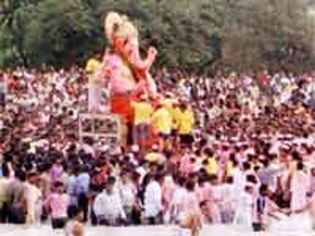 గణేష్ నిమజ్జనం: యువకుడి మృతి
