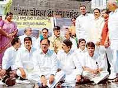 అక్రమ ప్రాజెక్టులపై టిడిపి ధర్నా