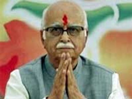 వైయస్ కు అద్వానీ నివాళి