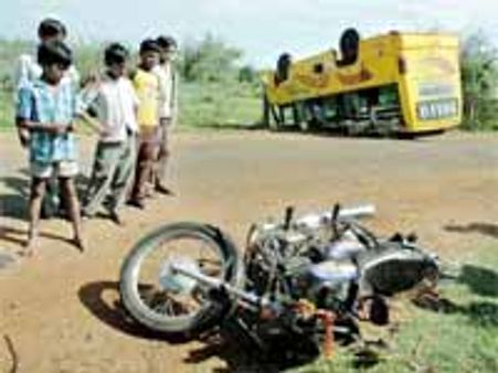 రోడ్డు ప్రమాదంలో 4గురు మృతి