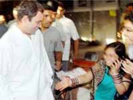 రాహుల్ రైలుపై రాళ్లు