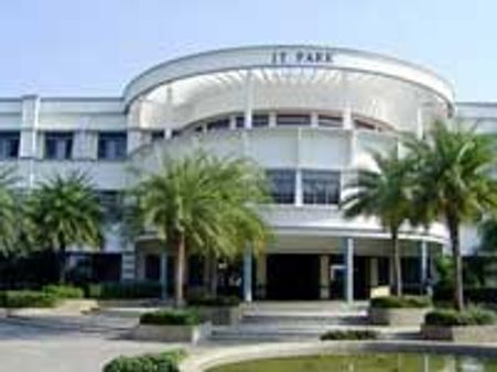 విద్యార్థినిపై యువకుల దాడి