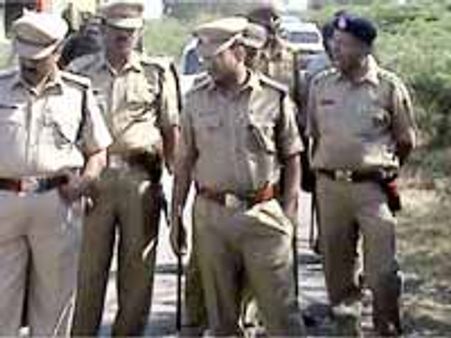 పోలీసు స్టేషన్ లో మహిళ మృతి