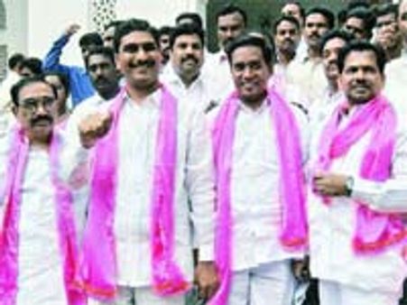 తెరాస కీలక నేతల అరెస్టు