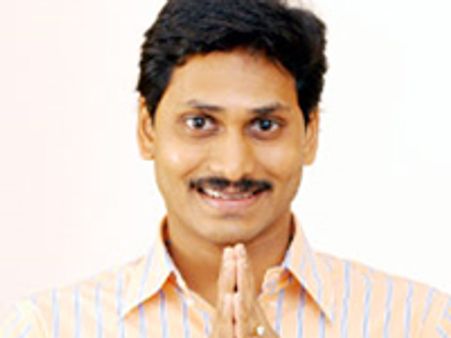 పావురాలగుట్టలో జగన్ నివాళి