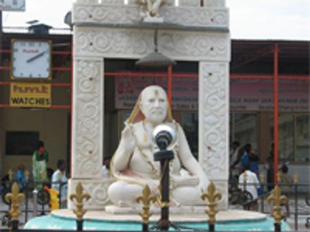 భారీ వర్షాలతో నీట మునిగిన మంత్రాలయం