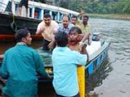 పడవ బోల్తా: ఇద్దరు చిన్నారుల మృతి