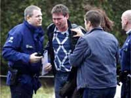 భారతీయుడిలాంటి వ్యక్తిపై కత్తులతో దాడి