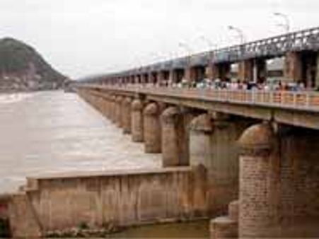 తగ్గుతున్న కృష్ణా వరద ఉధృతి