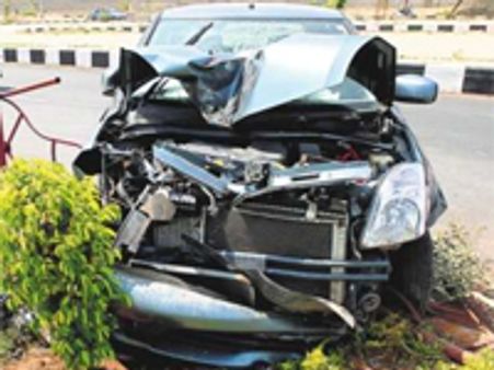 బస్సు-కారు ఢీ, ముగ్గురు బలి