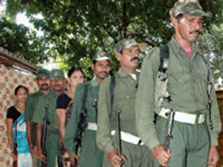 పోలీసు వాసనకు నక్సల్స్ పరారీ