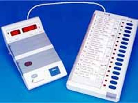 ఇవియంలతోనే కాంగ్రెసు విజయం: నక్వీ