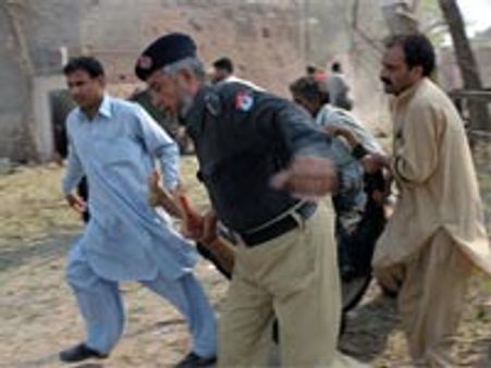 పాక్ లో ఆత్మాహుతి దాడి: 7గురు మృతి