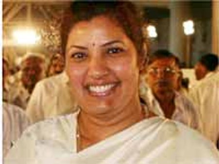 ఎన్నారై విరాళాలు అందజేసిన పురందేశ్వరి