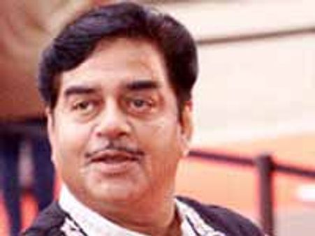 'రక్త చరిత్ర' లో ఎన్టీఆర్ గా శతృఘ్న సిన్హా