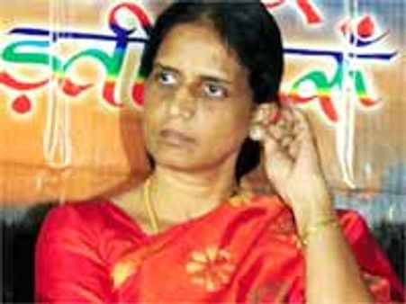 సబిత ఇంటి వద్ద ఆగంతకుడి ఆరెస్టు