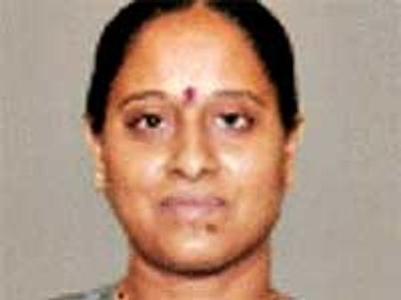 పావురాల గుట్టకు సురేఖ, 'వైఎస్ కు లేఖ'