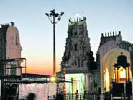 గుట్టలో తొక్కిసలాట: స్పృహ తప్పిన ఇద్దరు