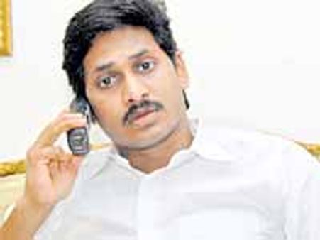 వైయస్ జగన్ పై  అస్మదీయుల వత్తిడి!