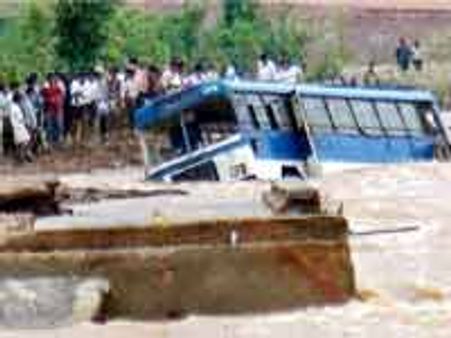 విద్యార్థులను ఢీకొన్న బస్సు: నలుగురి మృతి