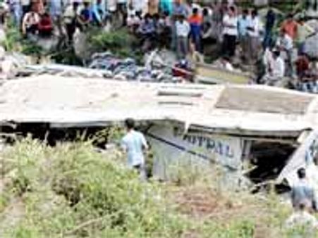 హిమాచల్ రోడ్డు ప్రమాదంలో 22 మంది మృతి