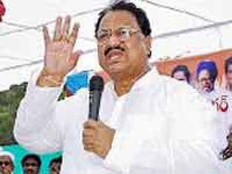 డిఎస్ ఎదుట కార్యకర్తల అర్ధనగ్న ప్రదర్శన