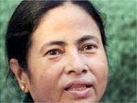 ఎర్రకోటకు మమతా బెనర్జీ బీటలు