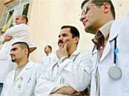 శవయాత్ర నిర్వహించిన జూడాలు