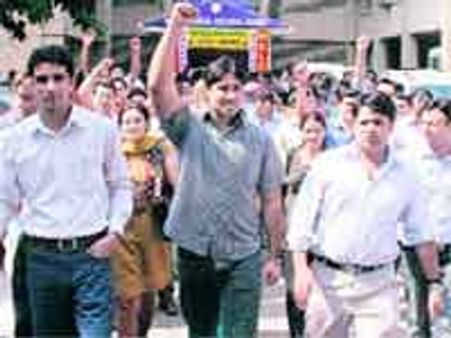 జూడాల ఆమరణ దీక్ష భగ్నానికి యత్నం