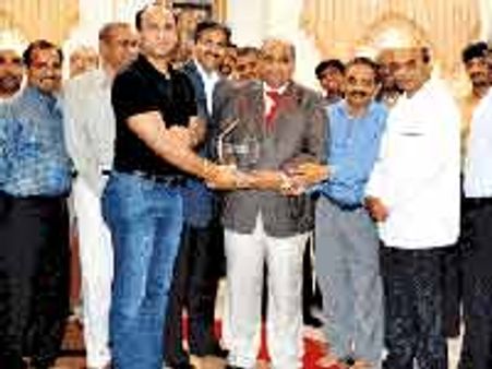 యూనివర్సిటీ కోసం పాలమూరు ఎన్నారైల ఔదార్యం