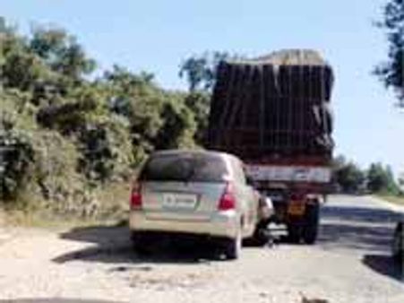 లారీని ఢీకొన్న పెళ్లి వ్యాన్: 8మంది మృతి