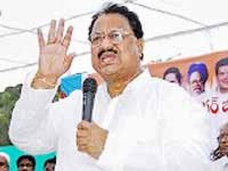 డిఎస్ డబ్బు పంచడానికి వచ్చారంటూ ఆందోళన