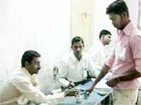 గ్రేటర్ ఎన్నికలు: మందకొడిగా వోటింగ్