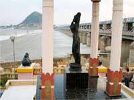 నగ్న చిత్రాలతో  వేధించిన కార్తీక్ పై కేసు