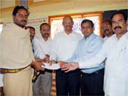 వరద బాధితులకు ఎన్నారై సంస్ధ సాయం